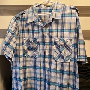 A men’s short sleeve dress up shirt button up extra-large multi color